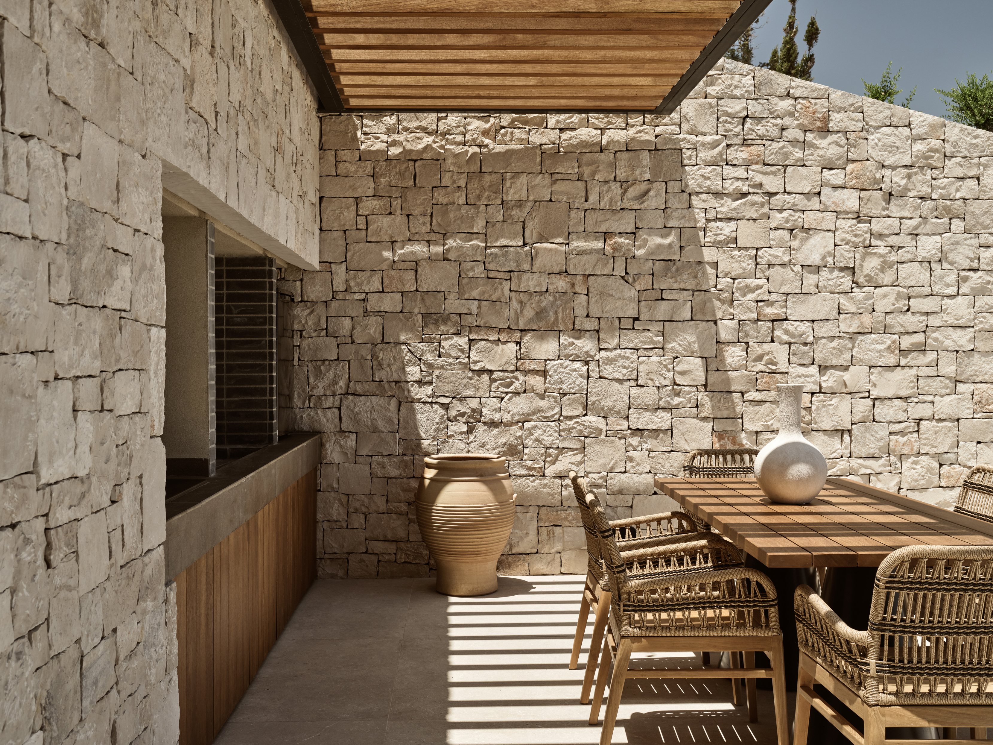 Outdoor dining & BBQ settings.